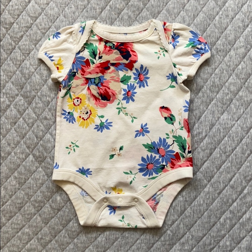 Baby Gap spring Flowers Short Sleeve Onesie 0-3 m